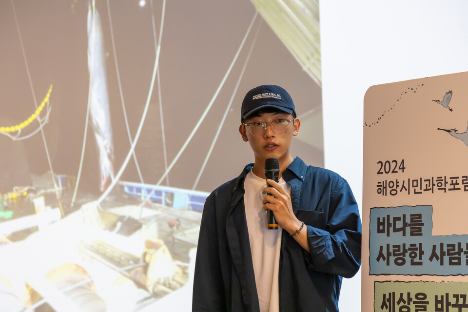 김민수 시민과학자는 원양어선에서 해해지는 어구 쓰레기 불법 투기, 혼획으로 인한 고래 폐사 현장을 영상으로 기록해 방송사에 제보했다. (사진 녹색연합 제공)/뉴스펭귄