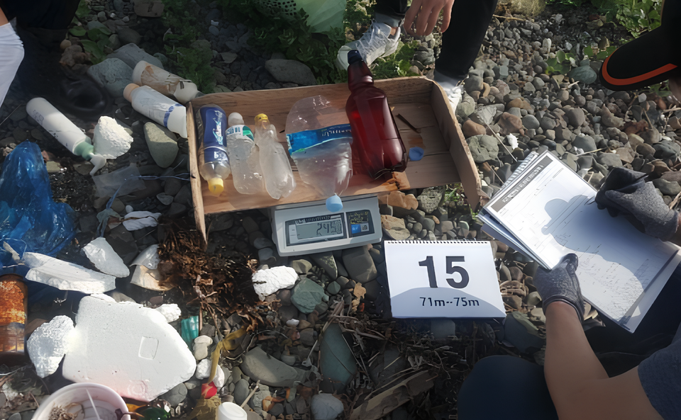 최근 환경 문제 해결의 대안적 주체로 시민과학자가 주목받고 있다. 시민과학은 사회적 문제를 해결하기 위한 과학 연구에 일반 시민이 자발적으로 참여하는 활동이다. (사진 동아시아바다공동체 오션)/뉴스펭귄