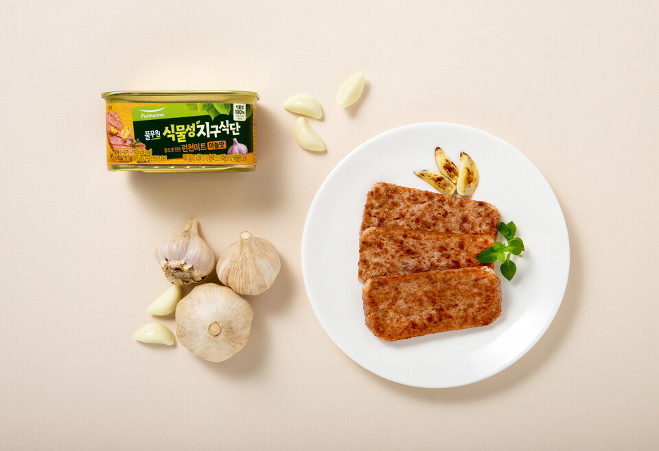 풀무원은 동물복지와 식물성 지향 식품을 지속가능식품으로 정의하고 해당 제품 확산에 앞장서고 있다. 사진 속 제품은 올해 4월 출시한 식물성 캔햄 ‘식물성지구식단 런천미트 마늘맛’. (사진 풀무원)/뉴스펭귄