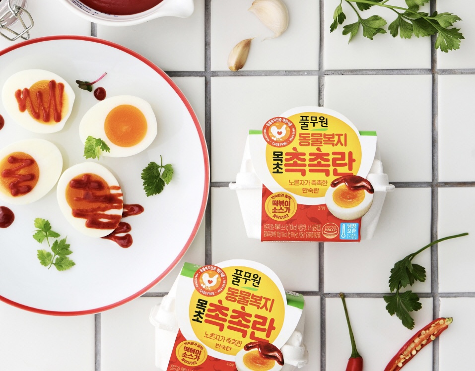 풀무원은 2007년 업계 최초로 동물복지 개념을 도입하고 2028년까지 식용란 제품 전부를 동물복지란으로 전환하기로 선언했다. 사진 속 제품은 8월에 출시한 동물복지 인증 달걀로 만든 반숙란 제품 ‘동물복지 목초 촉촉란’. (사진 풀무원)/뉴스펭귄