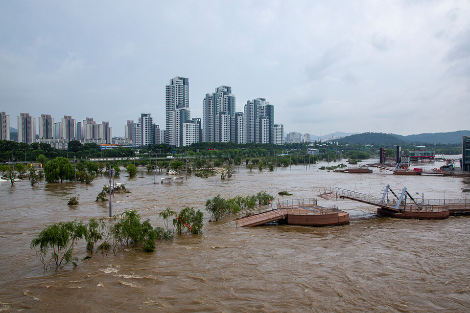 집중호우로 무너진 구조물 이미지(사진 클립아트코리아)/뉴스펭귄