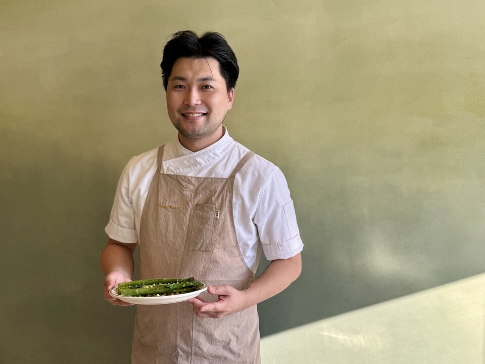 잠실에 위치한 친환경 다이닝 레스토랑 '포리스트 키친(Forest Kitchen)'의 윤강산 헤드셰프. (사진 곽은영 기자)/뉴스펭귄