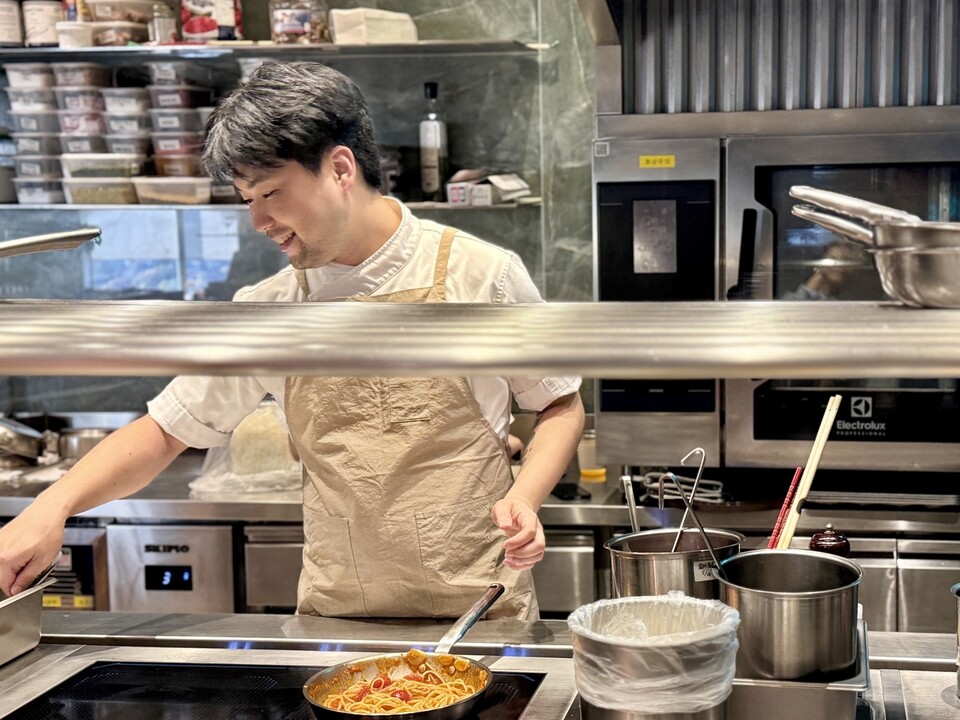 농부가 있어야 요리사가 재료를 수급할 수 있고 좋은 요리를 만들어낼 수 있다고 말하는 윤강산 셰프. (사진 곽은영 기자)/뉴스펭귄