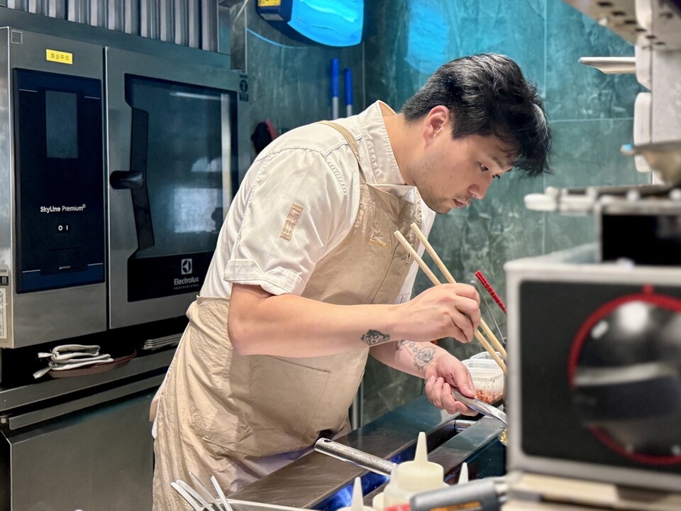 포리스트 키친에는 일회용품이 없다. 탄소배출을 줄이기 위해 가스 대신 인덕션을 사용하고 앞치마도 재활용 플라스틱으로 만든 제품을 사용하고 있다. (사진 곽은영 기자)/뉴스펭귄