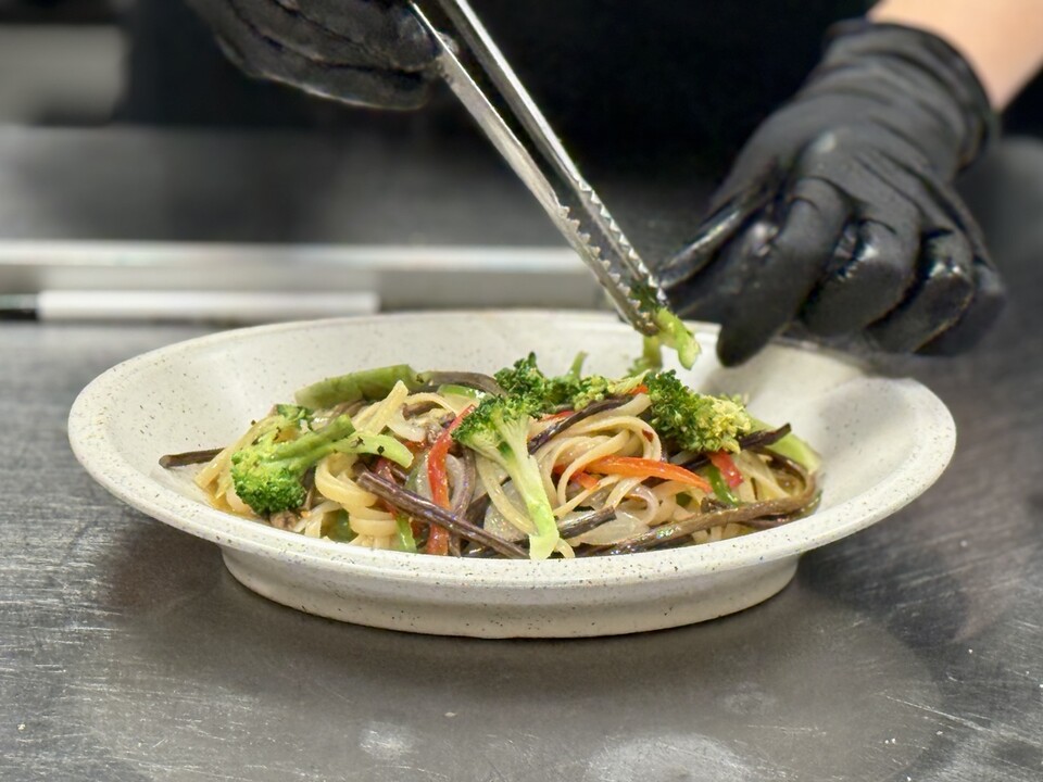 플랜튜드는 비건 요리를 특별식이 아닌 일상 속에서 자연스럽게 즐길 수 있는 메뉴로 만들고 있다. (사진 곽은영 기자)/뉴스펭귄