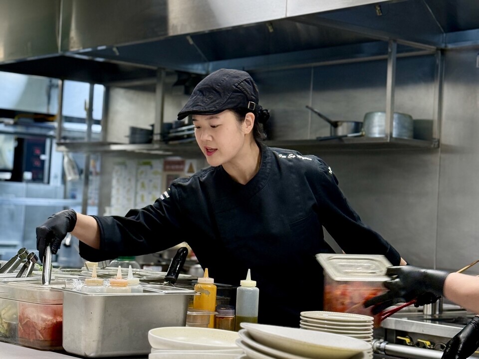 비건 요리는 단순히 ‘고기를 뺀 식사’가 아니라 새로운 재료와 조합으로 무궁무진한 가능성을 가진 요리의 한 분야라고 말하는 임 셰프. (사진 곽은영 기자)/뉴스펭귄