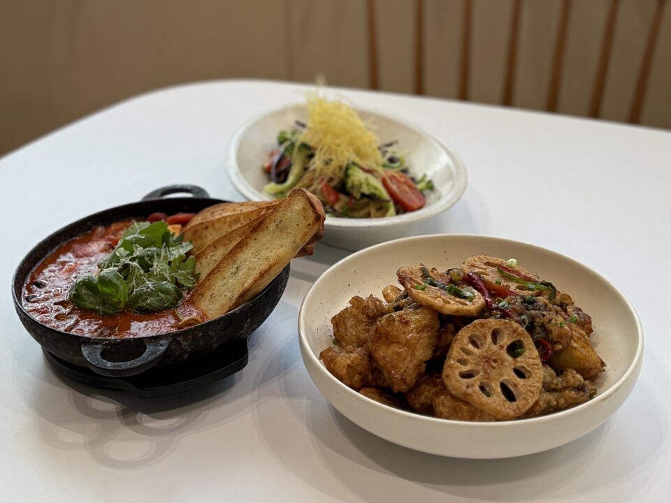 왼쪽부터 시계방향으로, 특제 토마토소스에 순두부와 각종 채소를 넣고 끓인 '순두부인 헬', 마늘향을 낸 올리브오일에 고사리와 각종 채소의 감칠맛을 낸 '고사리 오일 스톡 파스타', 두부, 표고버섯, 새송이, 연근 등을 튀겨 특 제 간장소스로 볶아낸 '모둠 버섯 두부 강정'. (사진 곽은영 기자)/뉴스펭귄