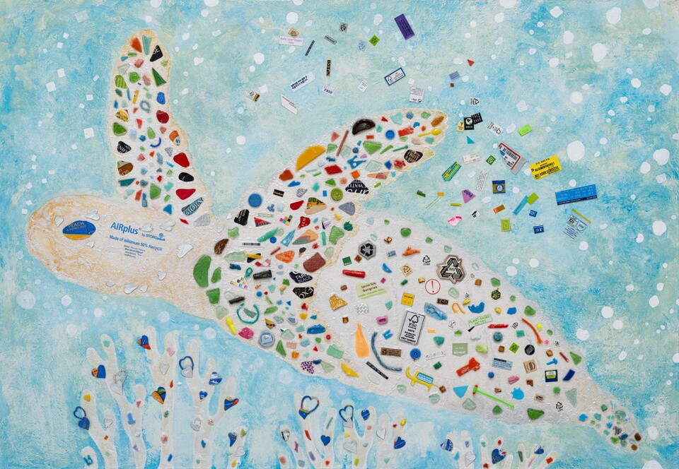  푸른바다거북 [Green Sea turtle] Up-cycle collage with materials collected from plogging on cavnas 41x61 2023 (그림 혜미 제공)/뉴스펭귄