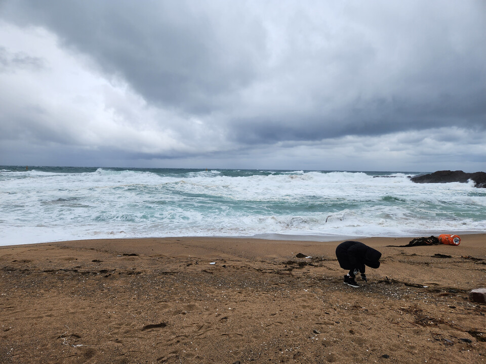 혜미 작가는 해변에서 직접 플로깅한 쓰레기를 작품 재료로 사용한다. (사진 혜미 제공)/뉴스펭귄