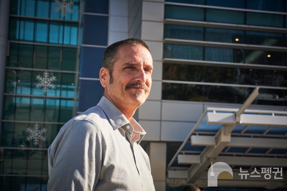 부산에서 열린 제5차 유엔 플라스틱 협약에 참석한 존 호세버 미국 그린피스 해양 캠페이너. (사진 그린피스 제공)/뉴스펭귄