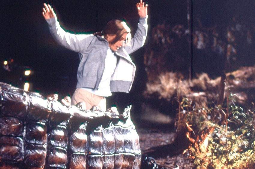 영화 플래시드의 한 장면. 바다악어의 꼬리가 보인다. (사진 네이버영화)/뉴스펭귄