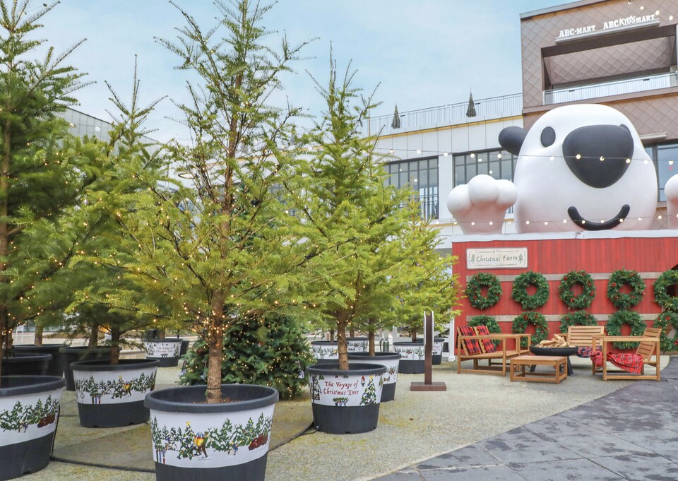 현대프리미엄아울렛 김포점 등 4개 점포를 크리스마스 생목 트리로 친환경 테마를 조성했다. (사진 현대백화점)/뉴스펭귄