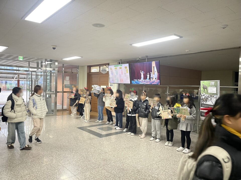 대구 세현초등학교 2학년 8반 학생들이 산양 보호 교내 캠페인을 하고 있다. (사진 장선미 교사 제공)/뉴스펭귄