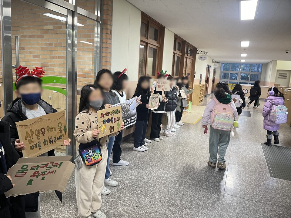 대구 세현초등학교 2학년 8반 학생들은 다른 반 친구들도 산양이 처한 위험을 알아야 한다며 선생님에게 먼저 캠페인을 제안했다. (사진 장선미 교사 제공)/뉴스펭귄