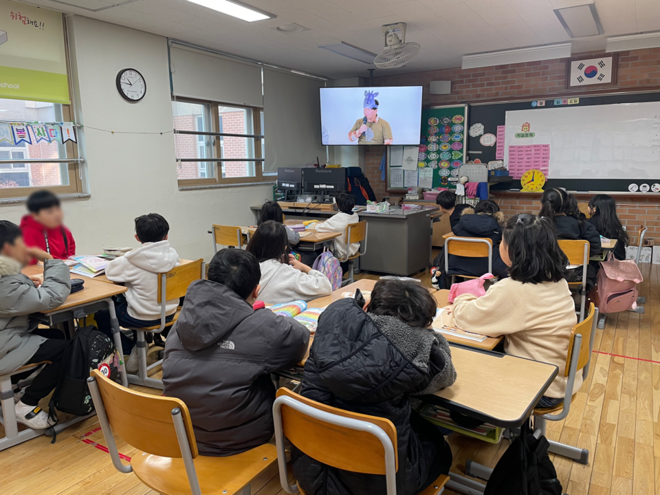 지난 18일 대구 세현초등학교 2학년 8반 교실에서는 야생 산양에 대한 프로젝트 수업이 열렸다. (사진 장선미 교사 제공)/뉴스펭귄
