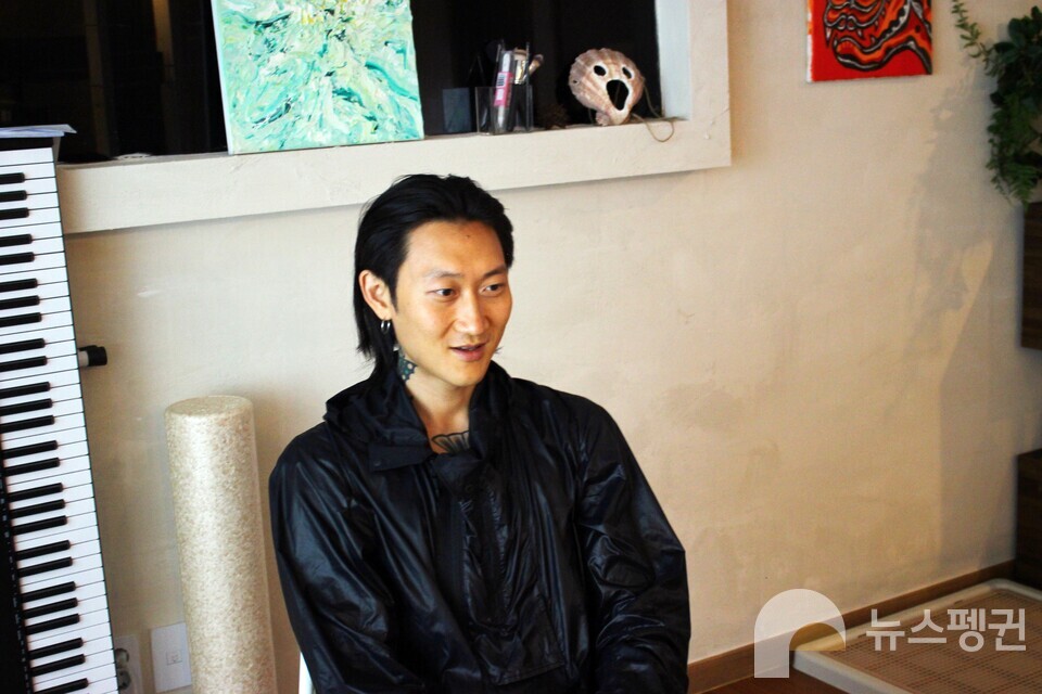 ﻿인터뷰하는 래퍼 제이통. (사진 유호연 기자)/뉴스펭귄