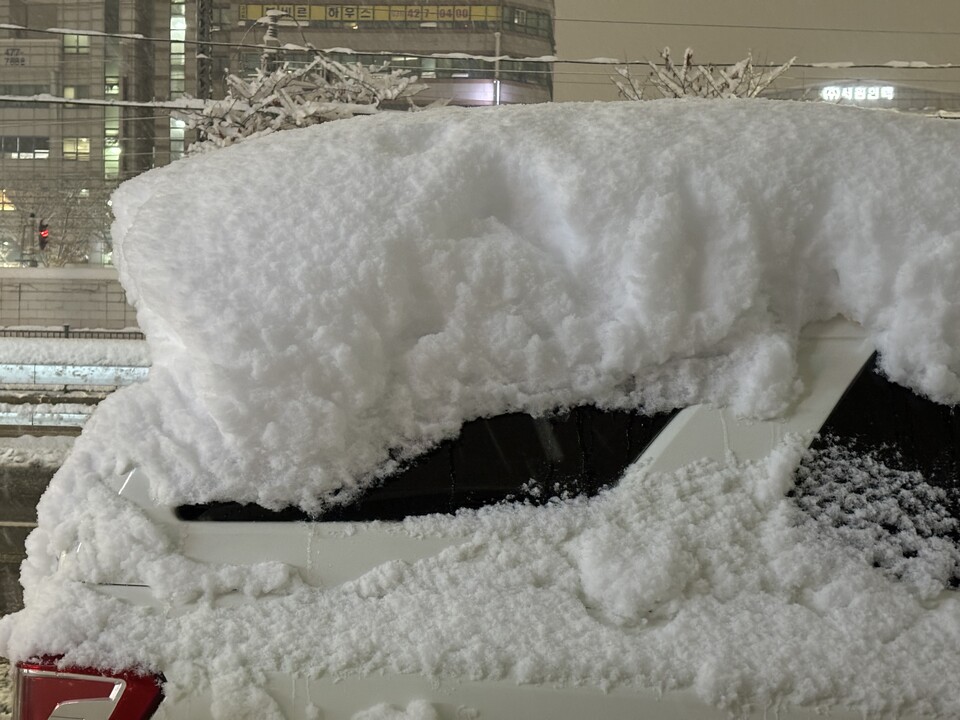 지난 27일 밤 군포 금정역 부근 차량에 눈이 쌓여 있다. (사진 배진주 기자)/뉴스펭귄