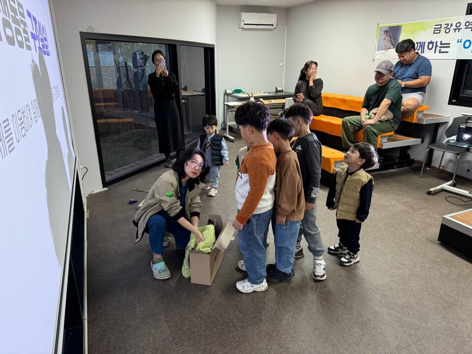 충북야생동물센터에서 교육 중인 김지은 재활관리사. (사진 김지은 본인 제공)/뉴스펭귄