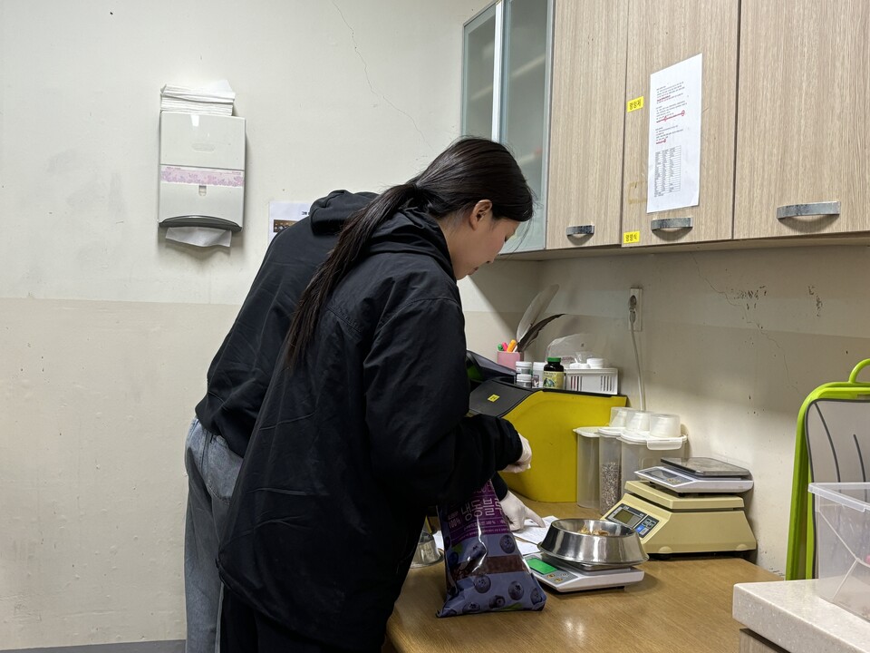 먹이를 준비 중인 김진경 씨. 그는 동물 관련 학과를 전공해 지속적으로 야생동물과 함께하고 있다. (사진 배진주 기자)/뉴스펭귄