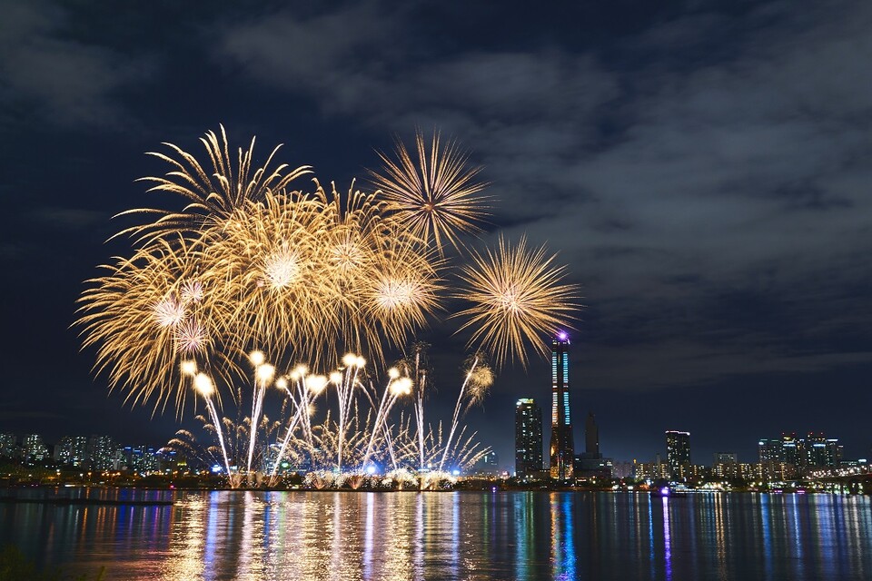 불꽃놀이(폭죽놀이)와 풍선날리기는  기후위기와 생태계에 악영향을 끼칠 수 있다는 우려가 수년 지속돼 왔다. 사진은 독자 이해를 돕기 위함으로 기사 내용과 관련이 없음. (사진 클립아트코리아)/뉴스펭귄
