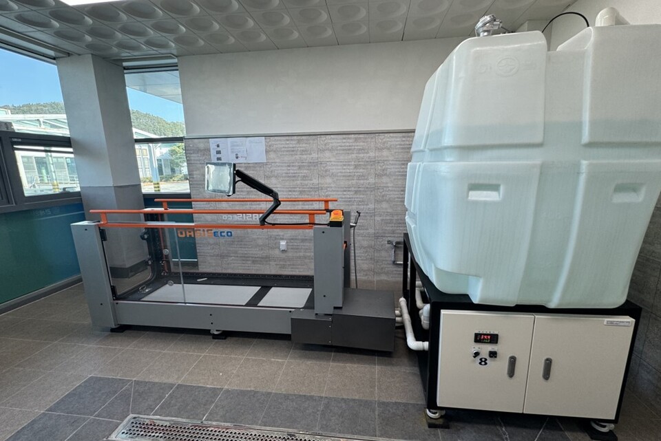 수중 보행 재활 장치가 있는 재활치료실. (사진 관세청 관세인재개발원)/뉴스펭귄