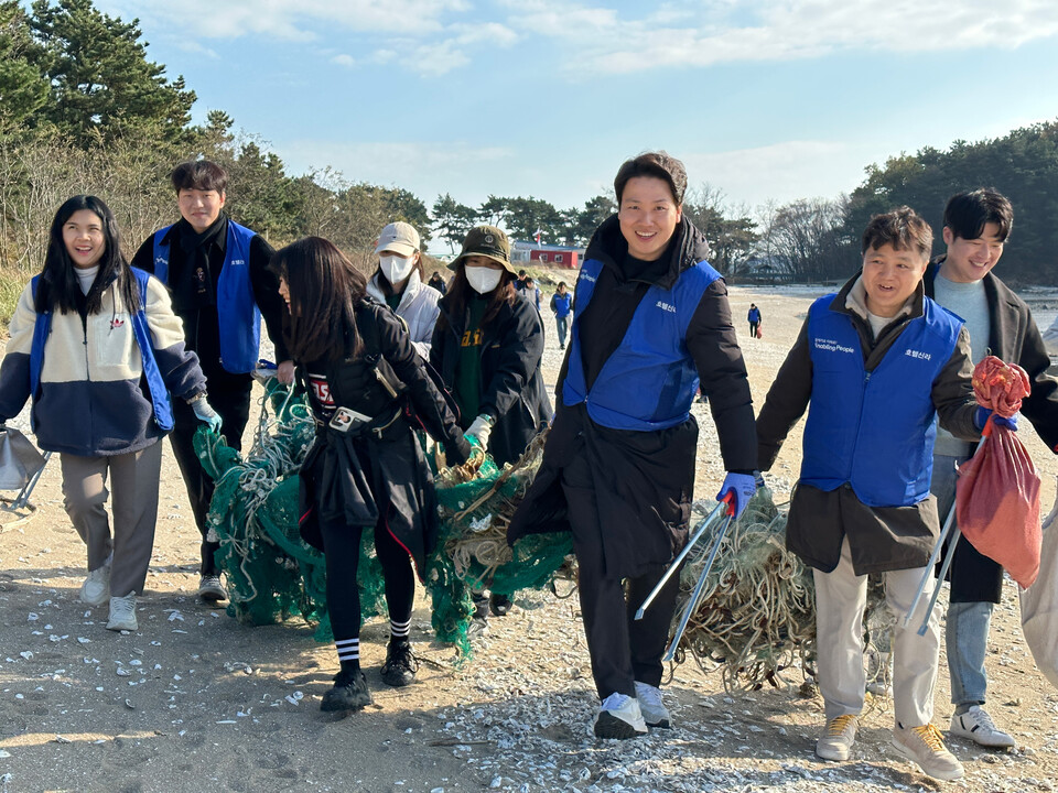 호텔신라는  해양 환경 보존의 중요성을 알리기 위해 2023년부터 반려해변 활동을 추진하고 있다. (사진 호텔신라)/뉴스펭귄