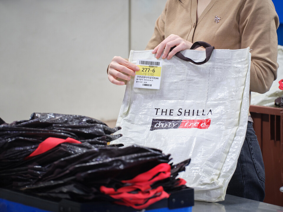 호텔신라는 일회용 포장재 사용을 최소화하고 포장 폐기물을 감축하고자 다회용·친환경 포장재를 도입했다. (사진 호텔신라)/뉴스펭귄