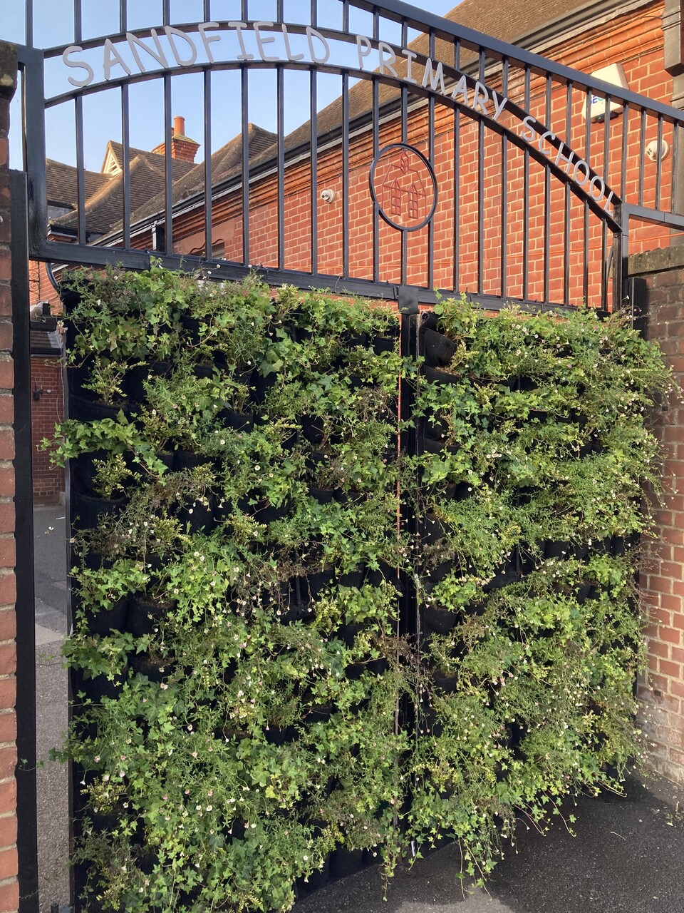 식물로 채운 학교 문. (사진 서리대학교)/ 뉴스펭귄