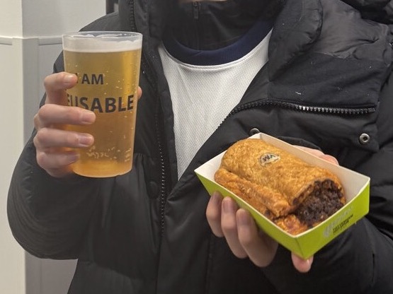 토트넘 훗스퍼 FC의 다회용 맥주컵과 비건 소시지. (사진 유호연 기자)/뉴스펭귄