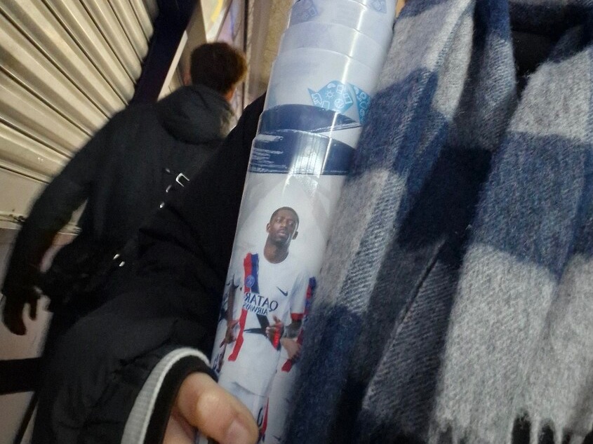 파리 생제르망 FC의 다회용 컵. 선수가 그려져 있다. (사진 독자 제공)/뉴스펭귄