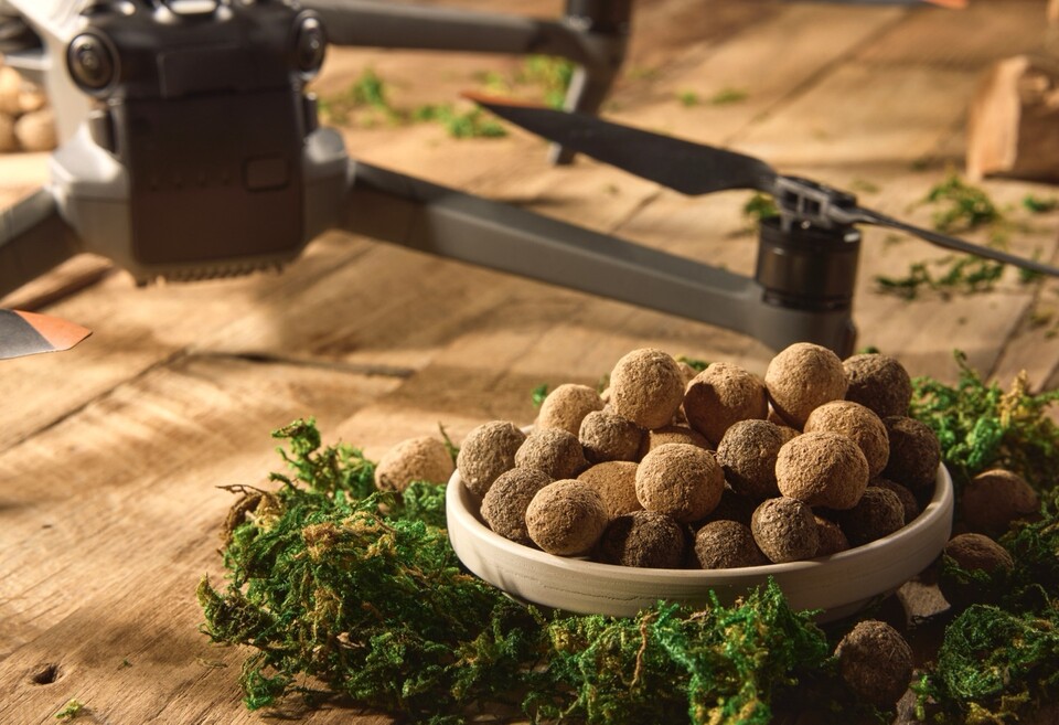 인베랩의 씨드볼과 드론 모니터링 시스템. (사진 인베랩)/뉴스펭귄