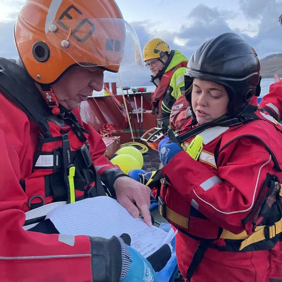 작전 중인 구조대원. (사진 영국 다이버해양구조단)/뉴스펭귄