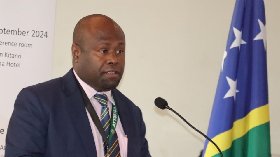 지난달 31일, 솔로몬 군도 정부 및 원주민 대표 4명이 2019년 발생한 대규모 기름 유출 사고에 대해 6년 만에 국제 기업 5곳을 상대로 1억 달러 규모의 손해배상 소송을 제기했다​. 사진은 솔로몬군도 존 무리아 주니어 법무장관. (사진 Solomon Islands Government)/뉴스펭귄