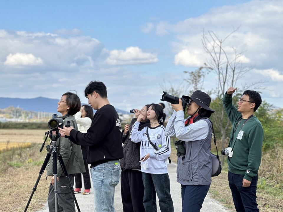 2023년 10월 충북 음성군 풀무원 생면 공장 인근에서 진행된 ‘생물다양성 탐사’에 참가한 풀무원 임직원들의 모습. (사진 풀무원)/뉴스펭귄