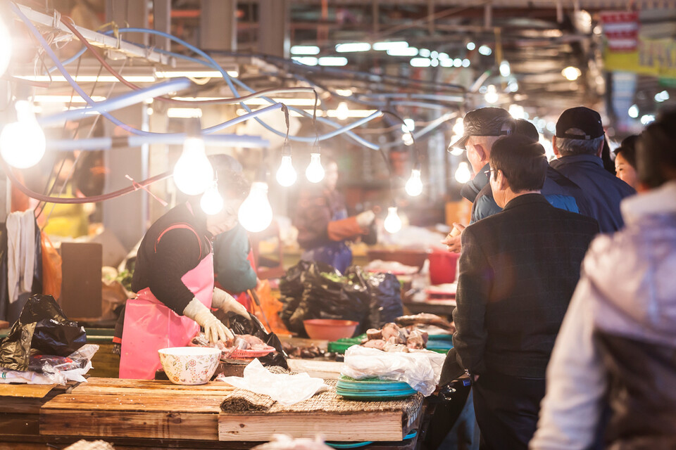 KB국민카드가 관광객 감소와 경기 침체로 어려움을 겪고 있는 서귀포 매일올레시장 이용 고객을 대상으로 이벤트를 진행한다. 사진은 독자 이해를 돕기 위한 이미지로 사진 속 장소는 기사 특정 내용과 관계없음 (사진 클립아트코리아)/뉴스펭귄