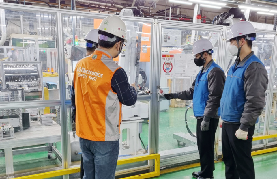 LG전자 직원이 창원 소재 협력사 공장을 방문해 협력사 직원과 함께 ESG 리스크 관리 현장 점검을 실시하는 모습. (사진 LG전자)/뉴스펭귄