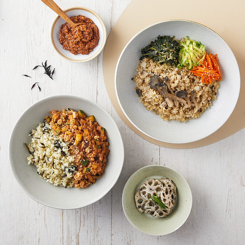 현대그린푸드 그리팅 베지라이프의 순두부강된장녹차해초밥과 호두고추장비빔밥. (사진 현대그린푸드)/뉴스펭귄