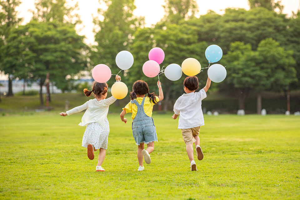 KB국민카드 임직원들은 3월 한달 동안 걷기기부 플랫폼 ‘빅워크’를 활용해 걸음을 기부한다. (사진 뉴스펭귄)/클립아트코리아
