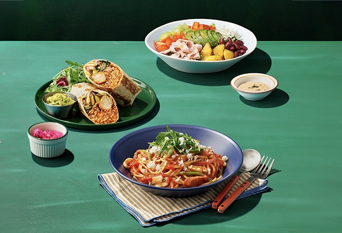 유아왓유잇 코엑스점에서 선보인 식물성 메뉴인 아보카도 콥샐러드, 너겟브리또, 나폴리탄 스파게티. (사진 신세계푸드)/뉴스펭귄