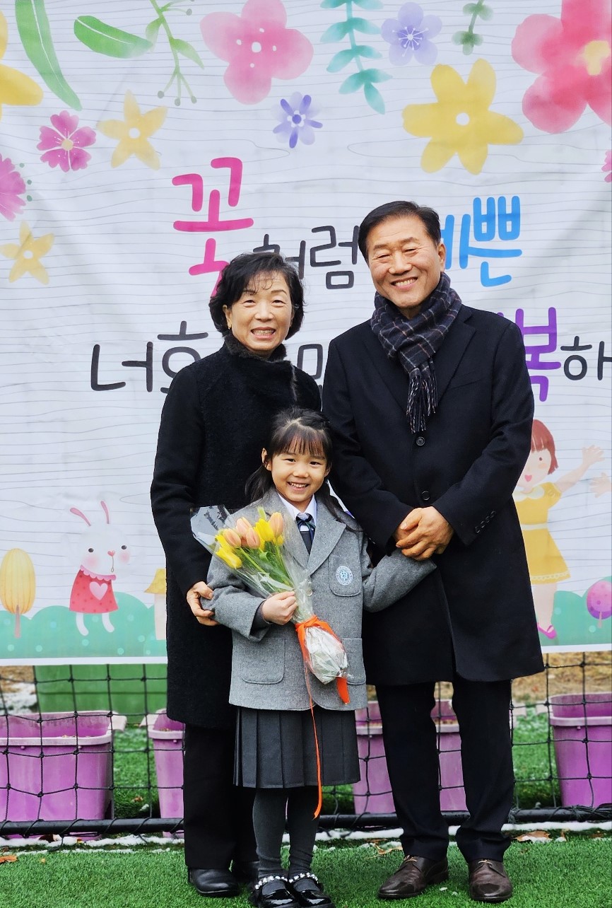 필자 손녀 입학식 (사진 이강운 대기자)/뉴스펭귄
