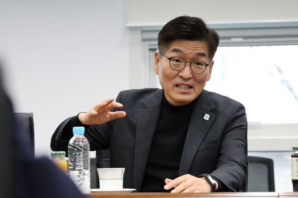 박 의원은 환경 문제와 경제 논리 간의 균형을 맞추는 일은 중요하며 환경보호가 경제와 사회의 지속가능성도 보장할 것이라고 밝혔다. (사진 박해철 의원 페이스북)/뉴스펭귄