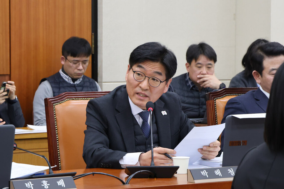 박 의원은 정부가 추진 중인 '기후대응댐'에 대해 비판적인 의견을 밝혔다. (사진 박해철 의원 페이스북)/뉴스펭귄