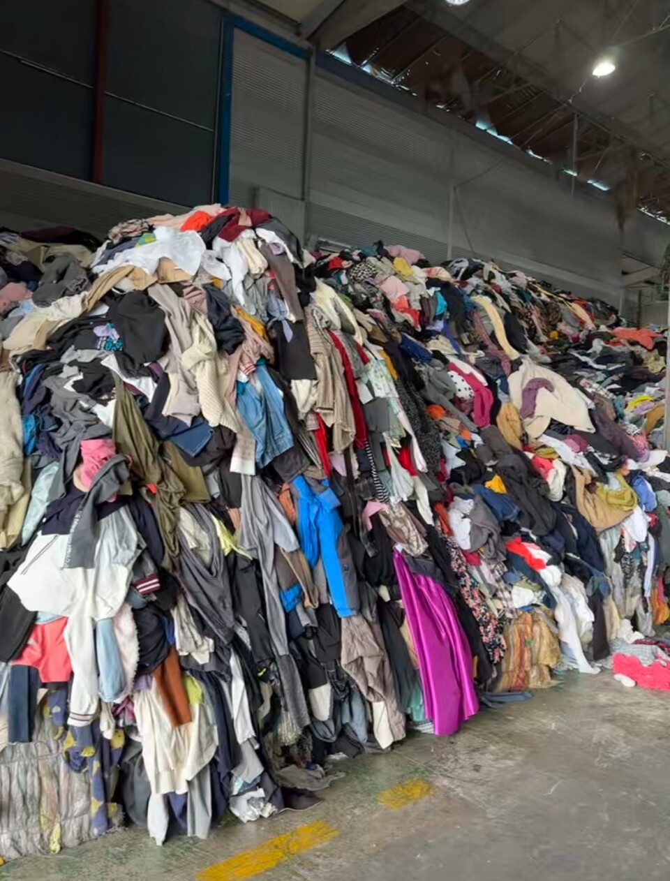 소각을 앞둔 멀쩡한 의류들이 산처럼 쌓여 있다. (사진 노힘찬 대표)/뉴스펭귄