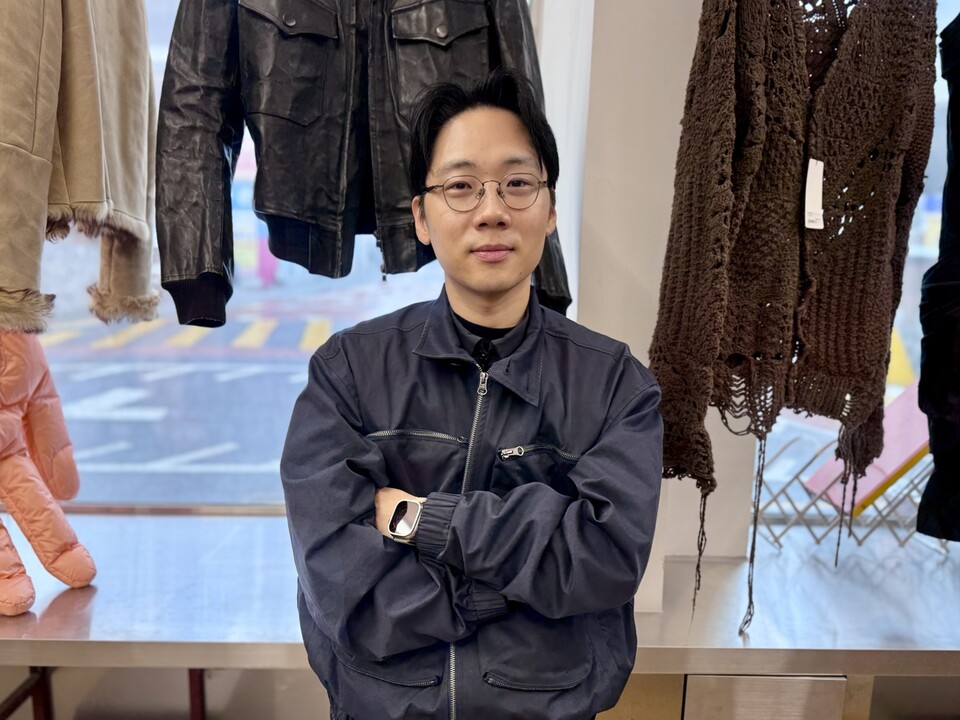 노 대표는 옷을 살 때 브랜드에 요구하고 관심을 갖는 것만으로 시장이 바뀔 것이라고 말한다. (사진 곽은영 기자)/뉴스펭귄