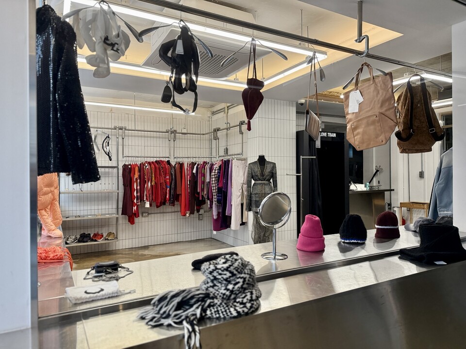 사무실 1층에 운영 중인 세컨핸즈샵 ‘러브트레인(Love Train)’. 디자이너 브랜드를 중심으로 중고 시장에서 가치가 오르는 옷들로 구성돼 있어 패션을 좋아하는 사람들이 많이 찾는다. (사진 곽은영 기자)/뉴스펭귄 