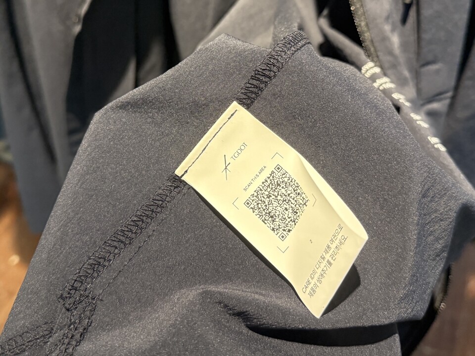 제품의 생애주기를 투명하게 관리하기 위해 설계된 CARE ID의 DPP 라벨. (사진 곽은영 기자)/뉴스펭귄