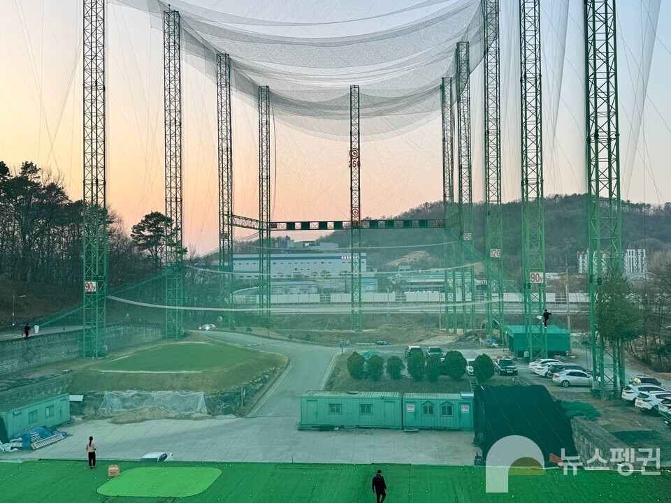 골프연습장은 사람이 있는 방향 천장은 뚫려 있고, 공을 막기 위한 반대편은 사방이 그물망으로 덮여 있다. (사진 충북야생동물센터 제공)/뉴스펭귄