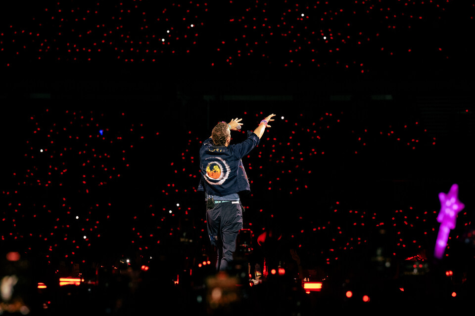 고양종합운동장에서 열린 콜드플레이의 ‘뮤직 오브 더 스피어스’ 투어. 무대는 재생에너지 기반으로 운영됐다. (사진 라이브네이션코리아 제공)/뉴스펭귄.