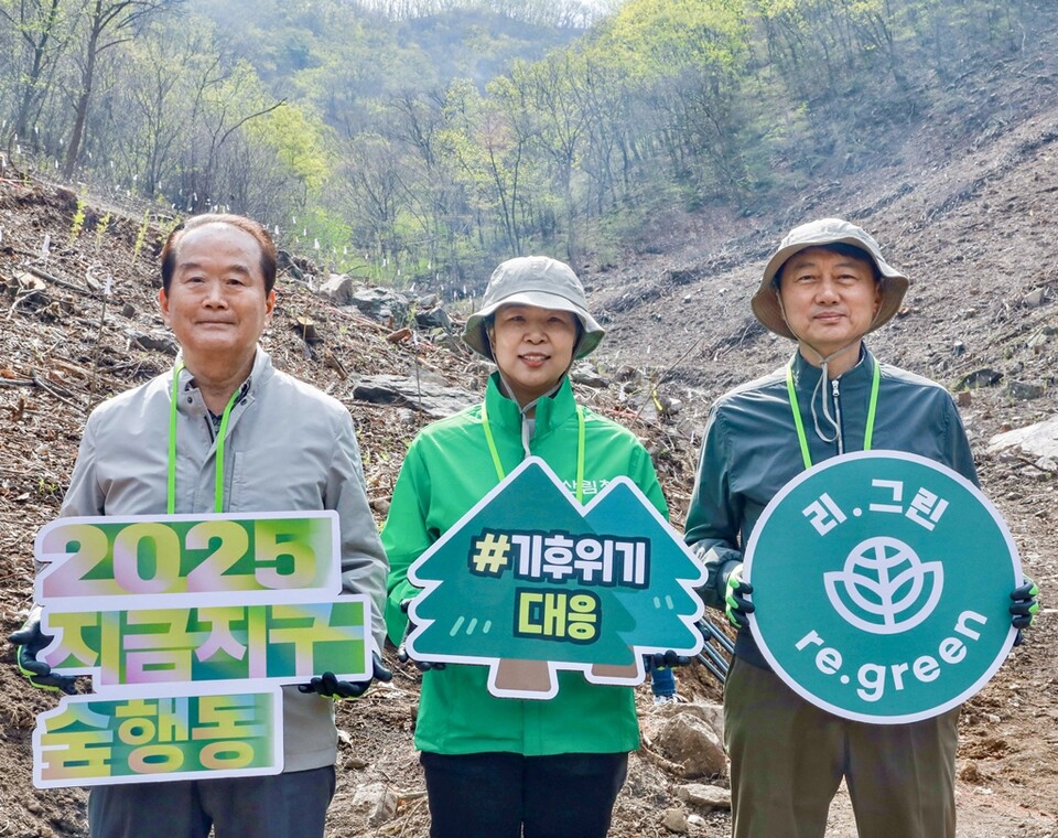 17일 경기도 용인시 처인구 이동읍 묵리에서 ‘제2호 탄소중립의 숲’ 조성 기념행사가 진행됐다. 왼쪽부터 허상만 사단법인 생명의숲 이사장, 강혜영 북부지방산림청장, 장호진 현대지에프홀딩스 사장. (사진 현대백화점그룹)/뉴스펭귄