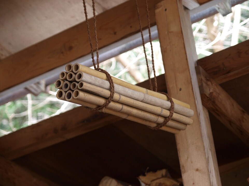 죽통을 묶어 만든 호리병벌 보금자리. 죽통 안에 이끼류를 채워 알 낳는 공간을 만드니 나나니벌이나 조롱박벌이 찾아온다 (사진 목수공방 출판사 제공)/뉴스펭귄